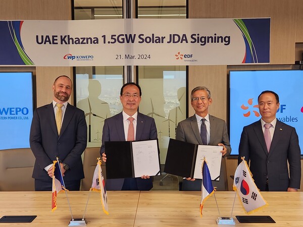한국서부발전은 3월 21일(목‧현지시간) 아랍에미리트(UAE) 두바이에서 프랑스국영전력회사(EDF‧Electricite de France)의 신재생발전 자회사인 EDF-R(EDF-Renewables)과 ‘UAE 카즈나(Khazna) 1.5GW 태양광 입찰사업 공동개발협약’(JDA)에 서명했다. 사진은 서규석 서부발전 사업부사장(왼쪽 두 번째)과 프랑수아 다오(Francois Dao) EDF-R 수석 중동아프리카 부사장(왼쪽 세 번째)이 협약서 서명 후 기념촬영하는 모습